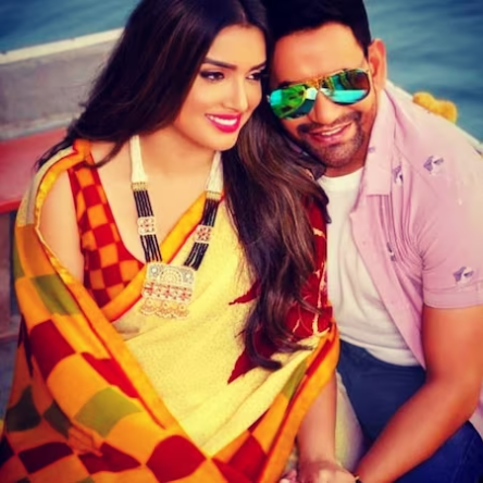 सोफे पर लेटकर शर्ट के बटन खोल अक्षरा सिंह ने दिए पोज, तस्वीरों ने इंटरनेट पर मचाया बवाल