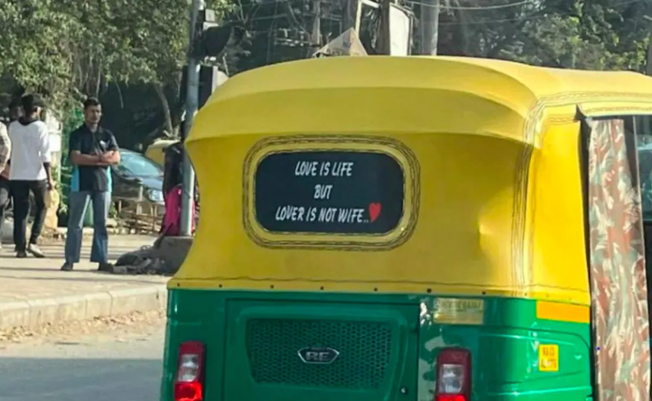 जब ड्यूटी से घर लौटा फौजी बेटा तो देखते ही खुशी से झूम उठी मां, देखिए वीडियो