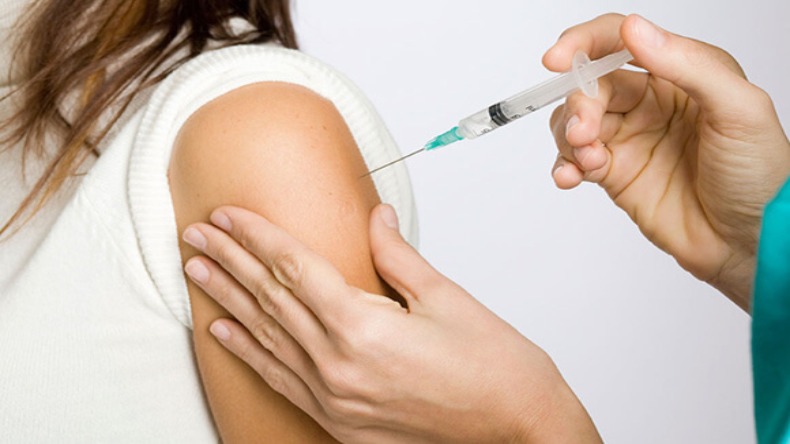 Cervical Cancer: सर्वाइकल कैंसर से बचा सकती है ये वैक्सीन, जानें किसको कितनी लेनी चाहिए इसकी डोज
