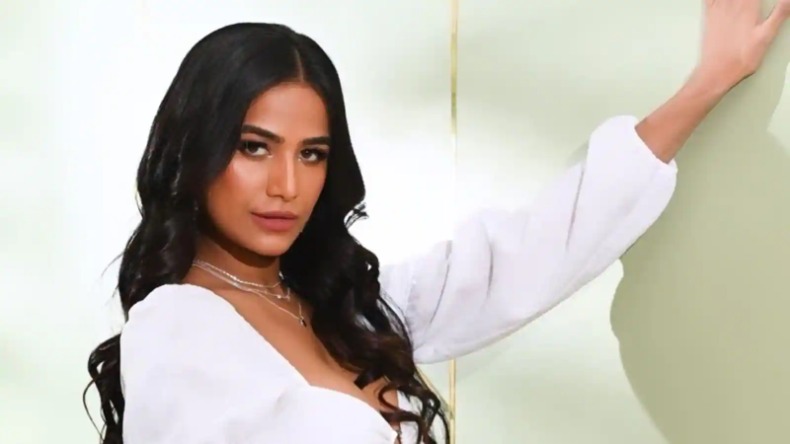 Poonam Pandey: अफवाह उड़ाना पड़ा भारी, पूनम पांडे पर 100 करोड़ का केस दर्ज