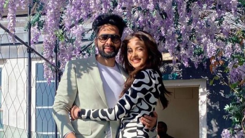 Rakul Preet Singh: एक्ट्रेस रकुल प्रीत सिंह के मेहंदी आउटफिट को बनने में लगे थे 680 घंटे, जानें डिटेल