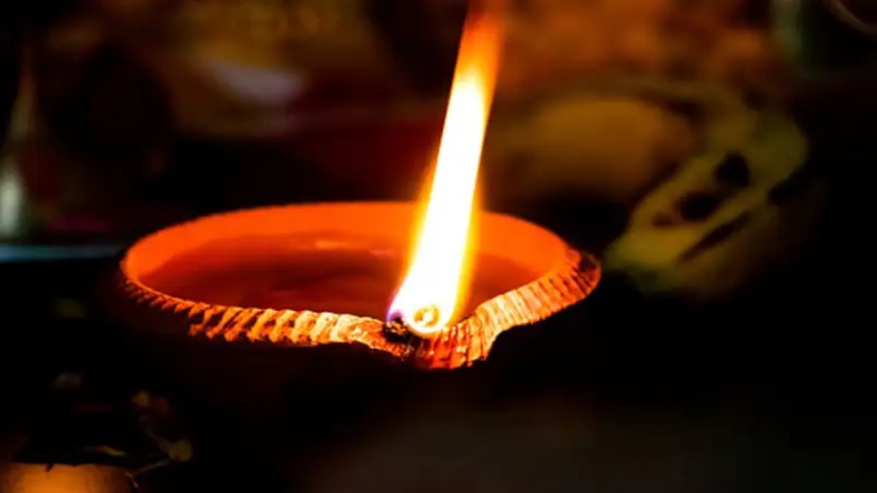 Diya: दीये की लौ देती है कई तरह के संकेत, जानें क्या मतलब होता है लौ का ऊंचा उठना