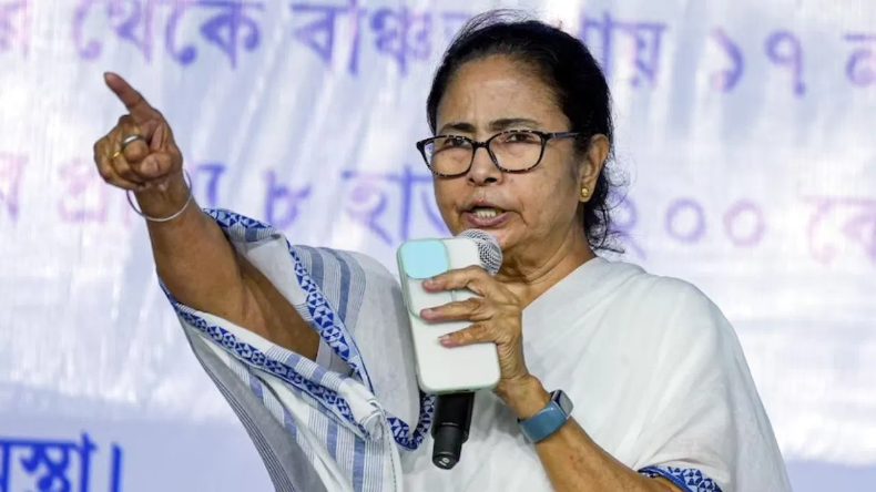 West Bengal: ममता बनर्जी का केंद्र सरकार पर आरोप, एनआरसी से पहले निष्क्रिय किए जा रहे आधार कार्ड