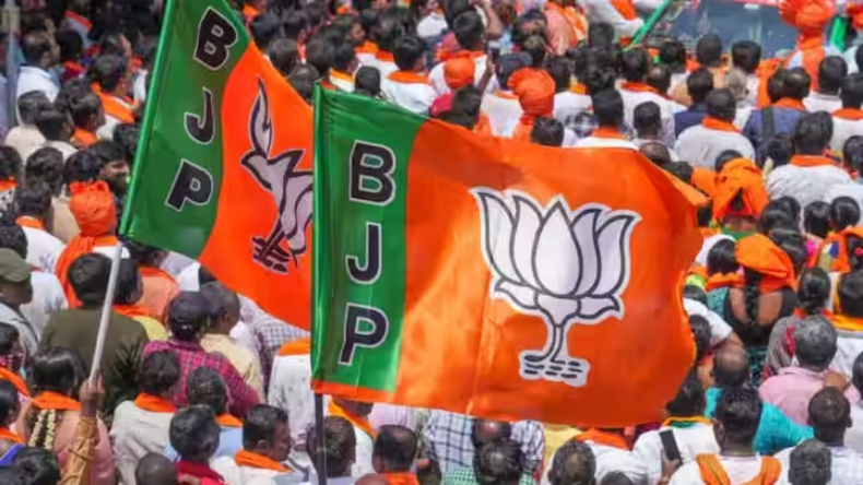 Lok Sabha Elections: उज्जैन लोकसभा सीट पर कांग्रेस को बड़ा झटका, पूर्व विधायक रामलाल मालवीय ने थामा भाजपा का दामन