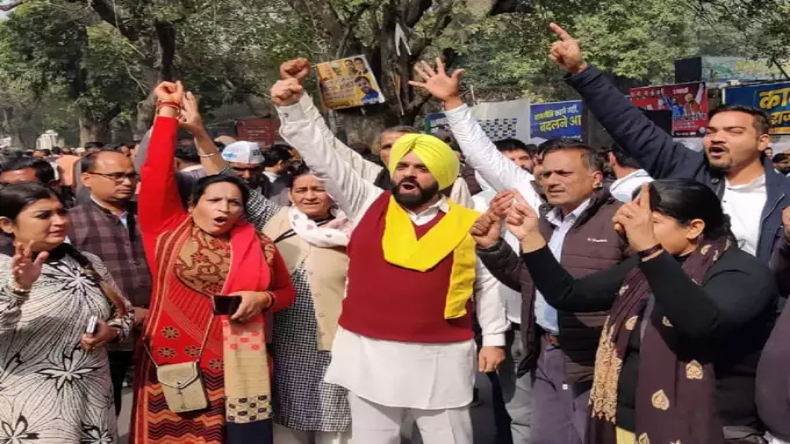 केजरीवाल की रिहाई पर पत्नी सुनीता बोलीं- हनुमान जी की जय, पति को रिसीव करने पहुंचीं तिहाड़