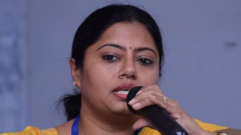 सीएम योगी बड़े पलटवार की तैयारी में! केशव मौर्य को हराने वालीं पल्लवी पटेल से मिले