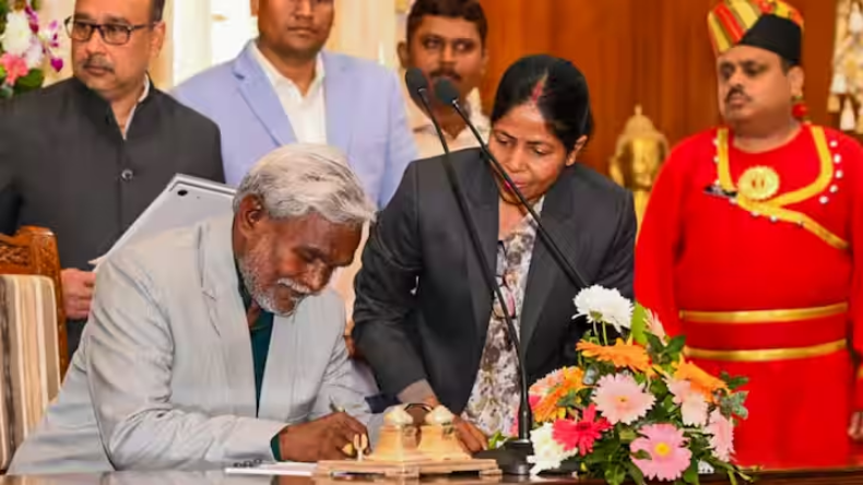 झारखंड: चंपई सोरेन ने दिया सीएम पद से इस्तीफा, हेमंत फिर से बनेंगे मुख्यमंत्री