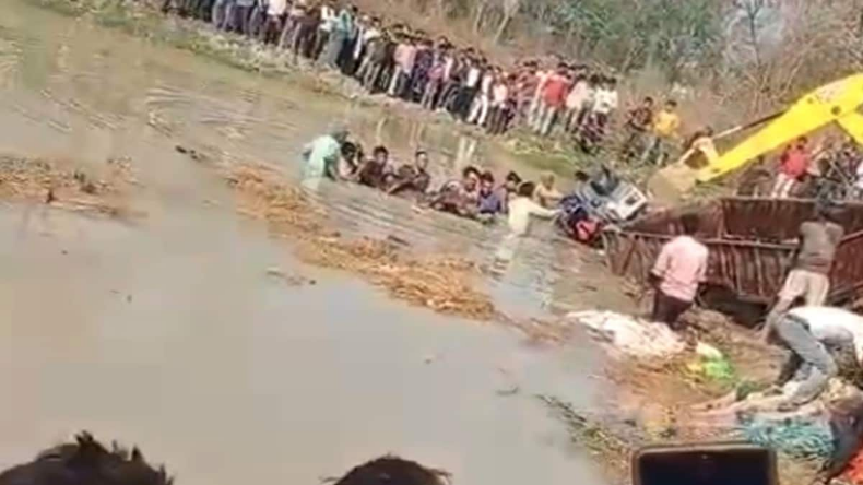 Breaking: कासगंज में खुदाई के दौरान धंसा टीला, 4 महिलाओं की मौत और कई घायल