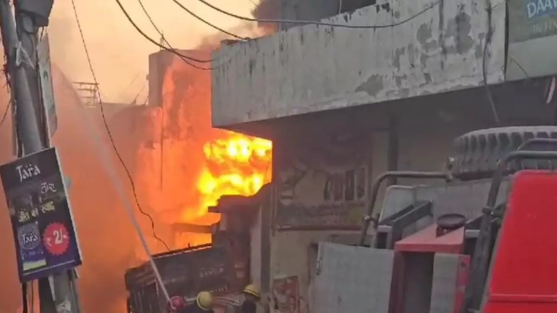 Delhi Fire: मोती नगर के एक बैंक्वेट हॉल में लगी भीषण आग, मौके पर पहुंची दमकल की 18 गाड़ियां, मची अफरातफरी