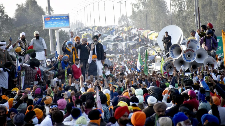 ओहो गलती से भारी मिस्टेक हो गया साहब! पटना में लाठीचार्ज के दौरान SDM को मारा दे डंडा