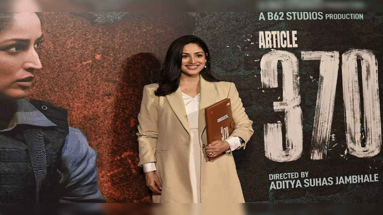 फिल्म की शूटिंग के बीच बेटे और पति संग गोल्डन टैंपल पहुंची यामी गौतम, संजय दत्त भी आए नज़र
