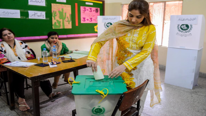 नागपुर में अधिकारी की कार में EVM देख भड़के लोग, पथराव कर शीशे तोड़े, अब हुआ खुलासा