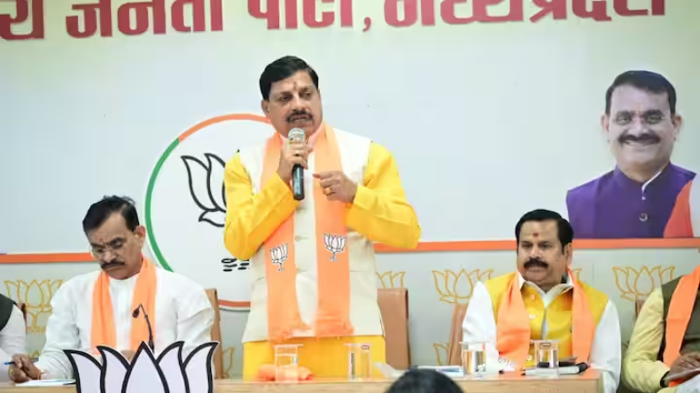 इंटरनेट पर वायरल हुई मंदिर में पूजा करते दिग्विजय सिंह की फोटो, सीएम मोहन ने ली चुटकी