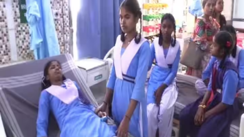 VIDEO: गोद में रशियन लड़की को बैठाकर नशेड़ी लड़के ने स्कूटी को मारी टक्कर, युवती ने पुलिस के सामने किया हाईवोल्टेज ड्रामा