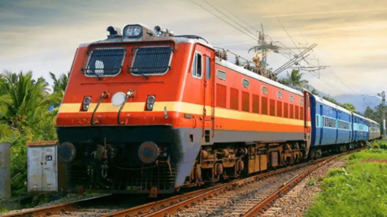ट्रेन के शौचालय से आ रही था अजीब तरह की आवाज, जब दरवाजा खोला गया तो दंग रह गए सिपाही