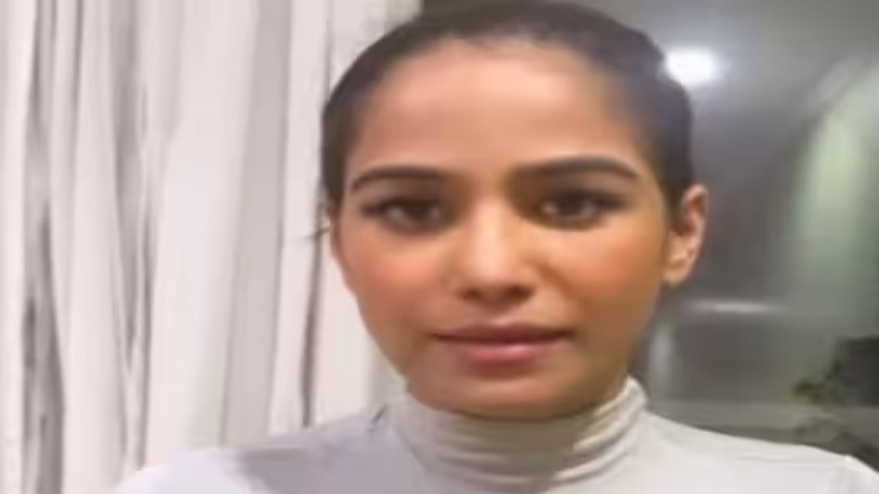 Poonam Pandey: अफवाह उड़ाना पड़ा भारी, पूनम पांडे पर 100 करोड़ का केस दर्ज