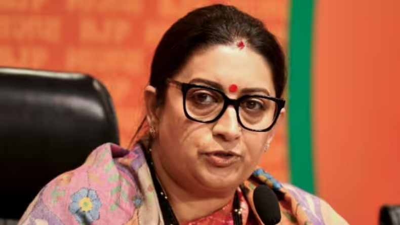 अमेठी: कांग्रेस नेताओं ने थामा भाजपा का दामन, केंद्रीय मंत्री स्मृति ईरानी ने दिलाई सदस्यता