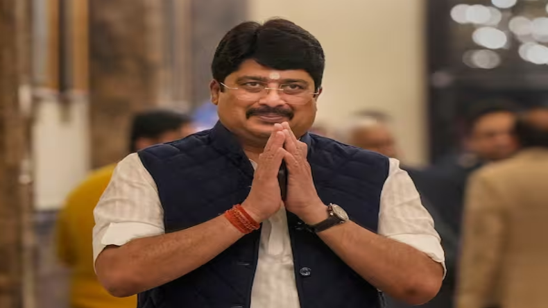 अखिलेश यादव और राजा भैया में डील डन! मंच पर दिख सकते हैं साथ