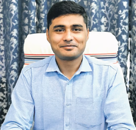 उम्मीद की किरण बनकर सामने आए युवा IAS अफसर, अब तक सैकड़ों छात्रों के जीवन में बिखेर चुके हैं रौशनी