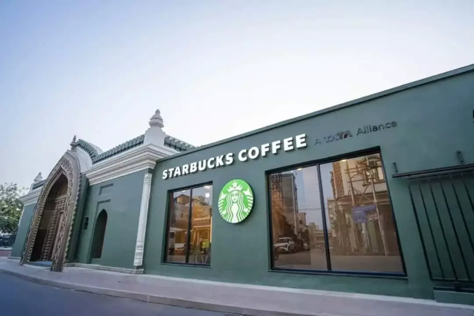 वाराणसी के पहले Starbucks स्टोर पर लगी भारी भीड़, लोगों का क्रेज देख हैरान हुए सोशल मीडिया यूजर्स