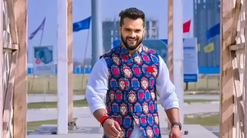 Khesari Lal Yadav : बिहार बोर्ड दसवीं की परीक्षा में तीसरा स्थान पाने वाली पलक कुमारी को खेसारी लाल यादव ने दिया लैपटॉप