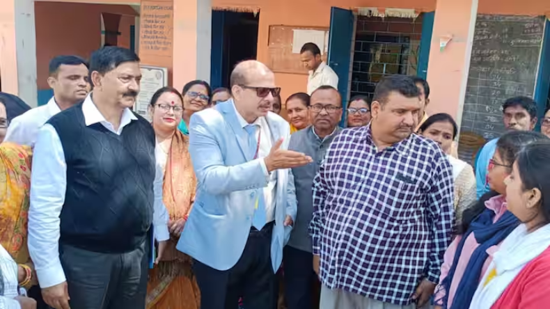 बिहार में गिरता शिक्षा का स्तर, कई बार जगाने के बाद उठा शिक्षक