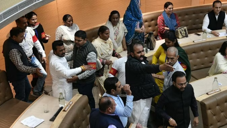 Chandigarh Mayor: मेयर को आपत्तिजनक शब्द कहने पर हंगामा, भाजपा के दो पार्षद निलंबित