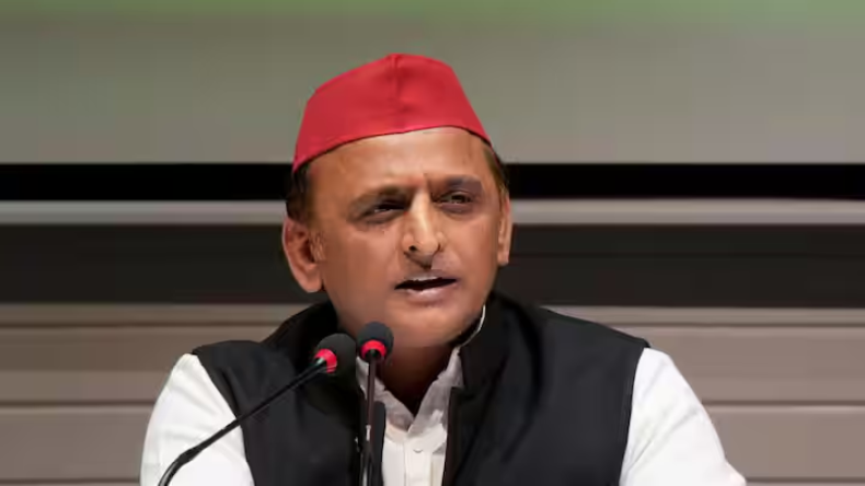 Lalu Yadav: 77 साल की उम्र में लालू यादव ने काटा 77 पाउंड का केक, गोद में दिखी तेजस्वी की बेटी