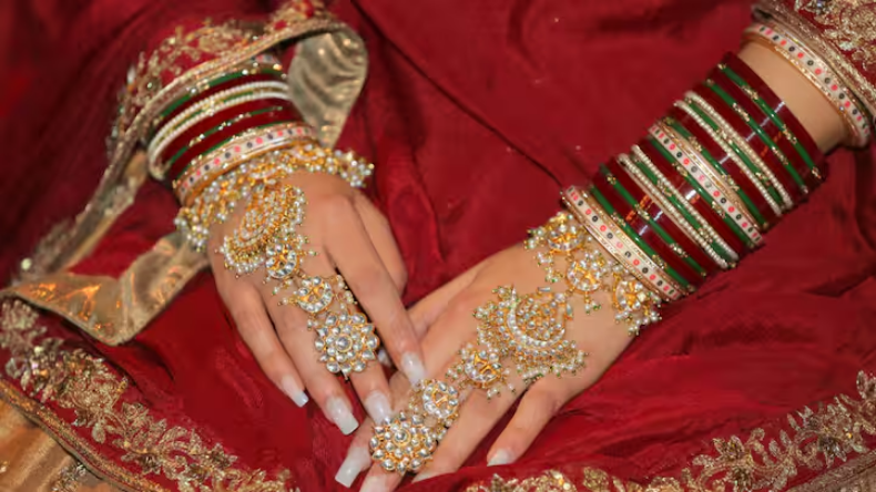 गुजरात में दर्दनाक हादसा, मिट्टी धंसने से 7 मजदूर की मौत, कई दबे