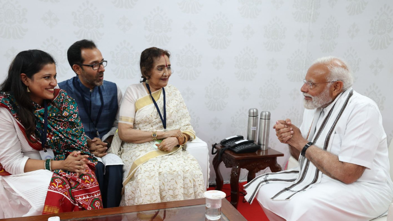 प्रधानमंत्री को महिला ने दिखाई चप्पल, क्या देश का पीएम इतना गिर गया जो करना पड़ा ऐसा काम
