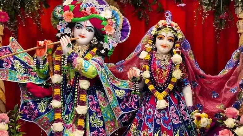 Maa Laxmi Puja: पैसों से भरना चाहते हैं तिजोरी, तो इस विधि से करें धन की देवी की आराधना
