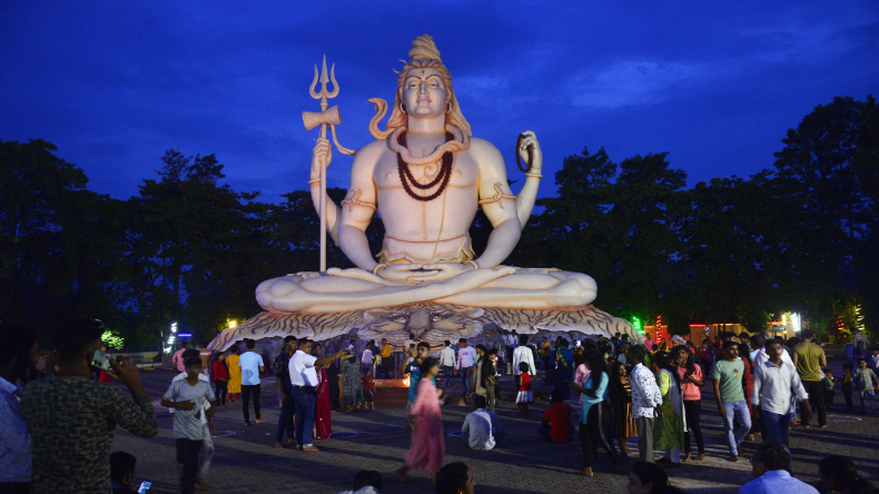 MahaShivratri: महाशिवरात्रि पर काशी में उमड़ी भक्‍तों की भीड़, भगवान शिव की जयकारों से गूंज रही भोले की नगरी