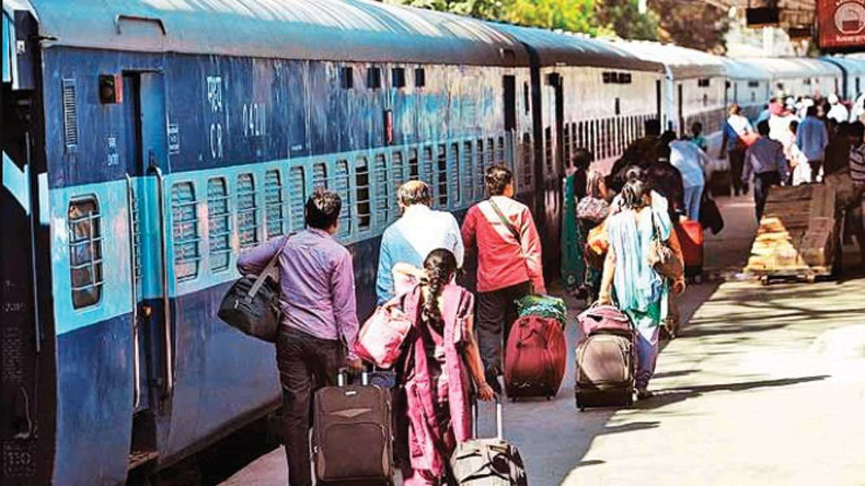 Aadhaar Card: क्या 14 जून के बाद बेकार हो जाएंगे पुराने आधार कार्ड, यहां जानें सही बात