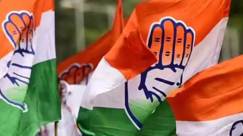 कपड़े धोने गया शख्स तो वॉशिंग मशीन से निकला किंग कोबरा, उड़ गए होश
