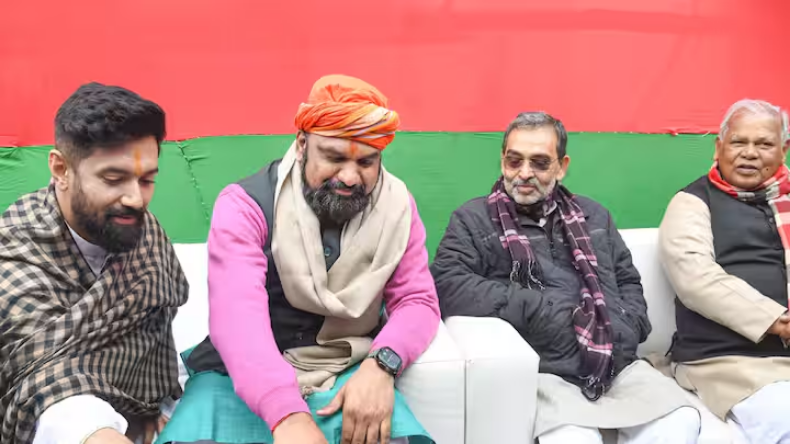 तेजस्वी की सभा में मां को गाली देने पर भावुक हुए चिराग, बीजेपी पहुंची चुनाव आयोग