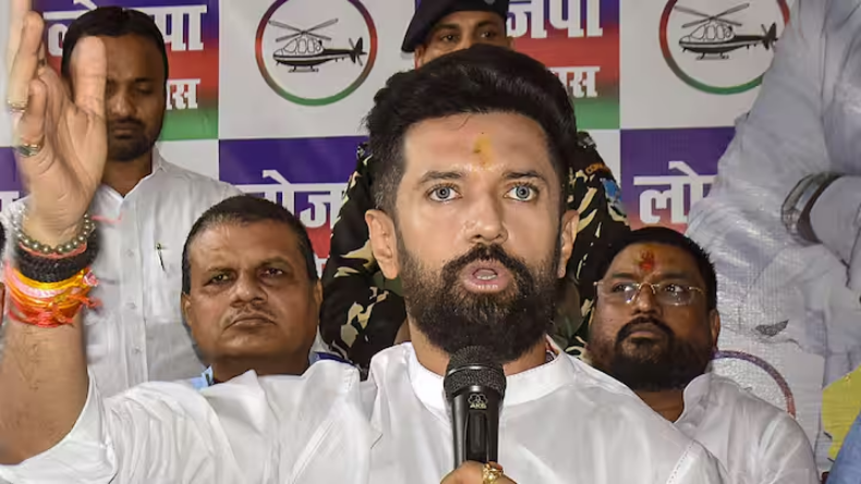 तेजस्वी की सभा में मां को गाली देने पर भावुक हुए चिराग, बीजेपी पहुंची चुनाव आयोग