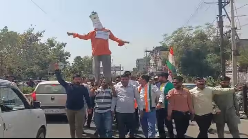 कपड़े धोने गया शख्स तो वॉशिंग मशीन से निकला किंग कोबरा, उड़ गए होश