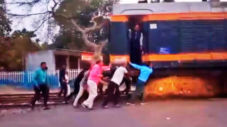 कान में इयरफोन लगाकर चलने वाले हो जाएं सावधान! दो लोगों का ट्रेन ने किया खेल खत्म