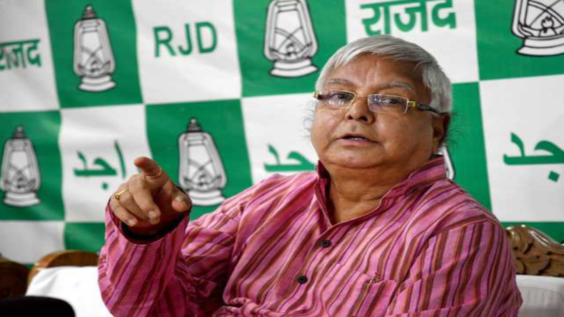 Lalu Yadav: 77 साल की उम्र में लालू यादव ने काटा 77 पाउंड का केक, गोद में दिखी तेजस्वी की बेटी