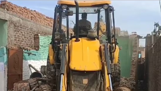 Buldozer: लड़की की आंख में मिर्च और फेवीक्विक डालने वाले गुना के आरोपी के घर पर प्रशासन ने चलाया बुलडोजर