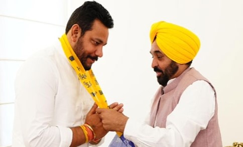 Robin Sampla: बीजेपी छोड़ AAP में क्यों शामिल हुए रॉबिन सांपला?