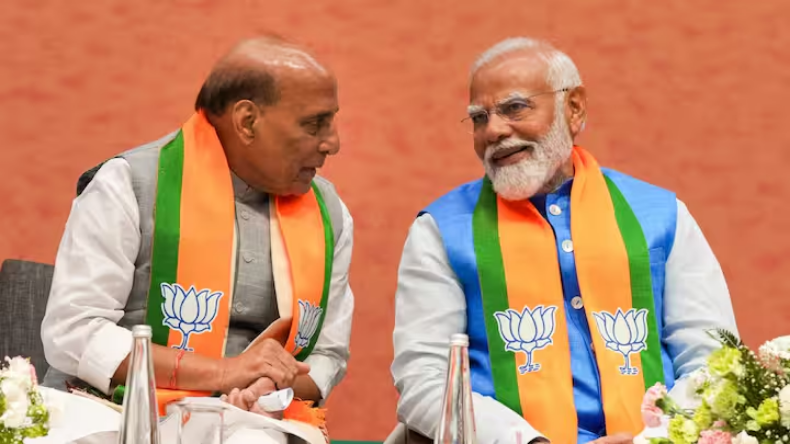 Delhi: राजनाथ सिंह ने केजरीवाल को बताया कांग्रेस की B टीम, कहा- उन्होंने अन्ना हजारे को दिया धोखा