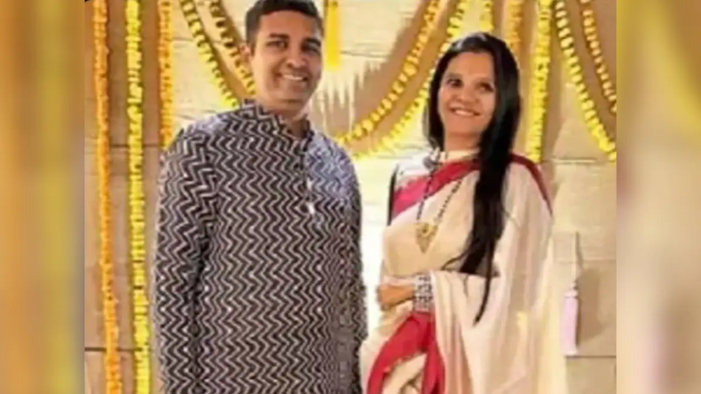 Viral Video: करोड़ों की संपत्ति दान कर संन्यासी बना जोड़ा, सोने और चांदी की कर दी बारिश