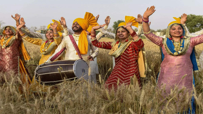 Maa Laxmi Puja: पैसों से भरना चाहते हैं तिजोरी, तो इस विधि से करें धन की देवी की आराधना
