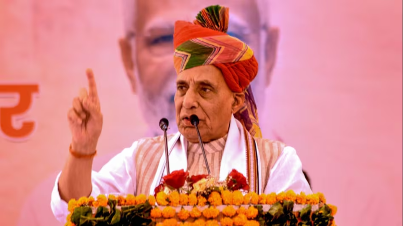 Delhi: राजनाथ सिंह ने केजरीवाल को बताया कांग्रेस की B टीम, कहा- उन्होंने अन्ना हजारे को दिया धोखा
