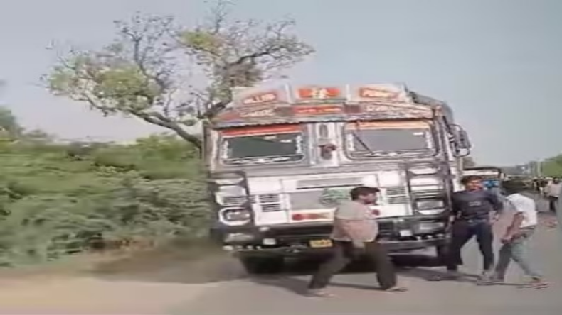 बसों के बीच में बुरी तरह से दबा युवक, बाल-बाल बची जान, वीडियो हुआ वायरल