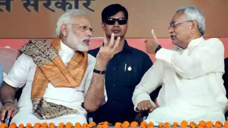 Nitish Kumar: भरे मंच से फिसली सीएम नीतीश की जुबान, इस बार 4000.. फिर छुए पीएम मोदी के पैर