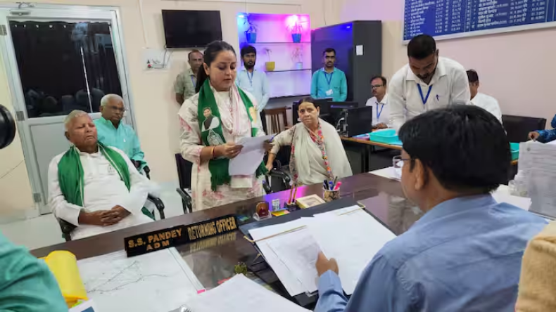 Lalu Yadav: 77 साल की उम्र में लालू यादव ने काटा 77 पाउंड का केक, गोद में दिखी तेजस्वी की बेटी