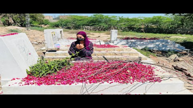 बाल बेचकर मॉडल ने कमाए 25 लाख रुपये, नए बिज़नेस का दिया Idea
