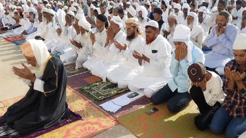 EID: देशभर में मनाई जा रही ईद, थोड़ी देर में अदा की जाएगी नमाज
